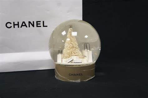 CHANEL Boule de Noël en verre et résine. Haut.: 17 cm A